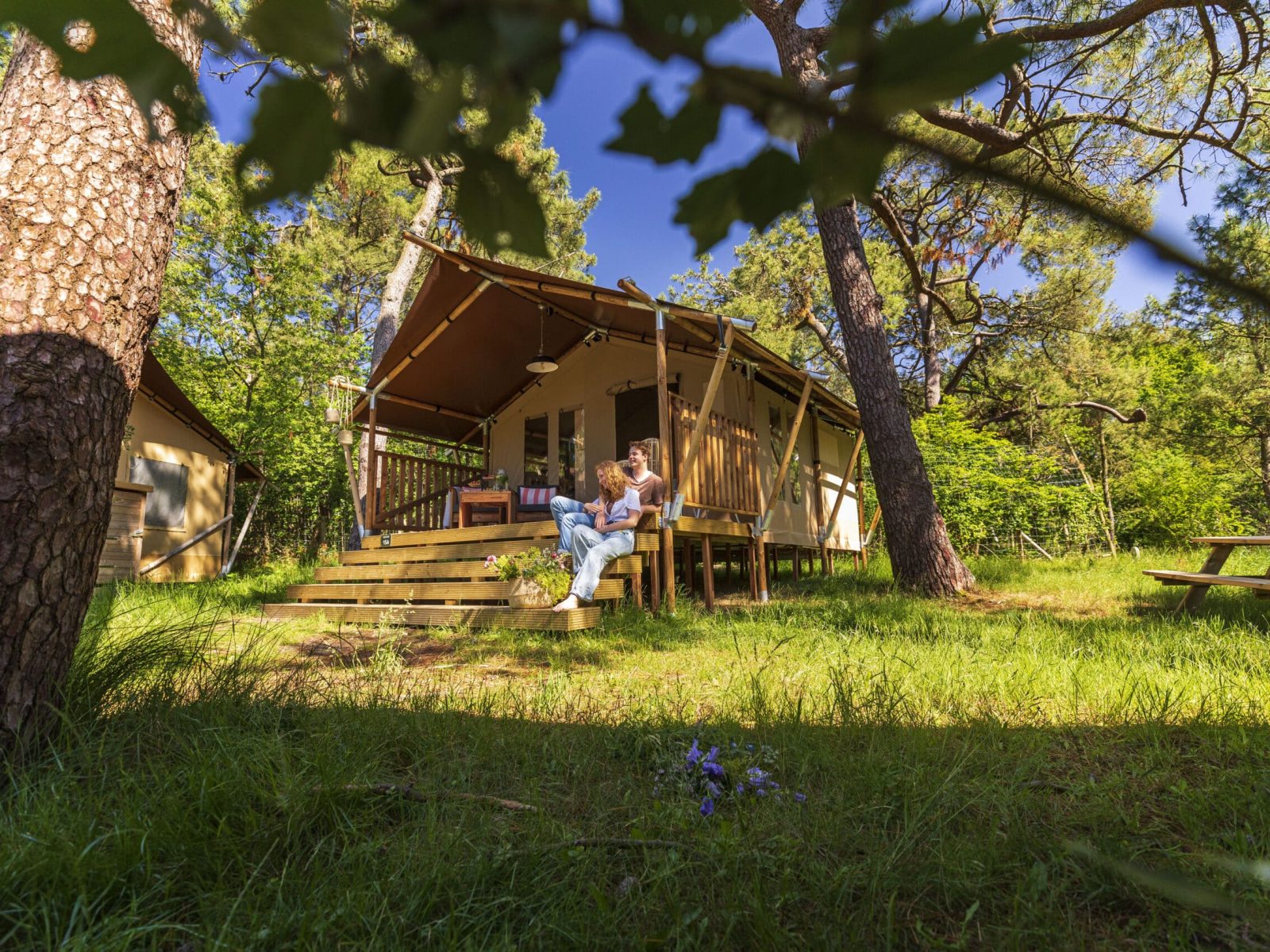 YALA-Comet-Couple-on-veranda-Duinrell-The-Netherlands